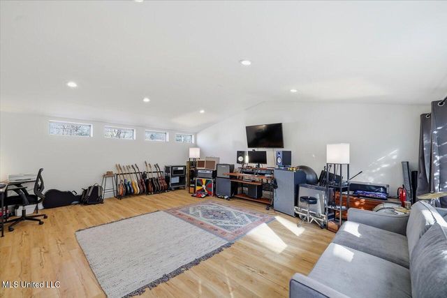 1004 Meadow Heights Drive, Jackson, MS 39206