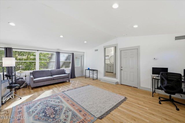 1004 Meadow Heights Drive, Jackson, MS 39206