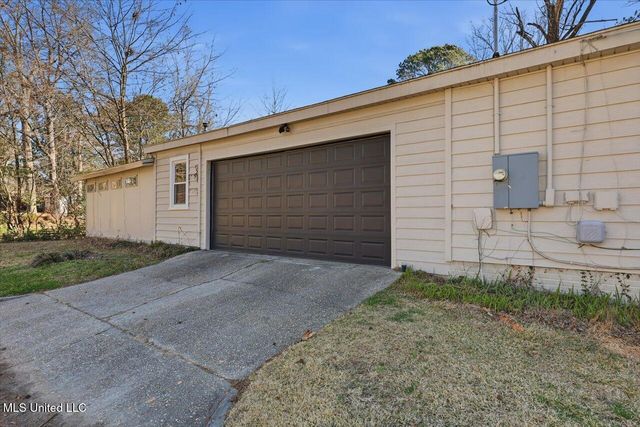 1004 Meadow Heights Drive, Jackson, MS 39206