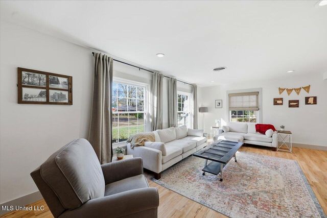 1004 Meadow Heights Drive, Jackson, MS 39206