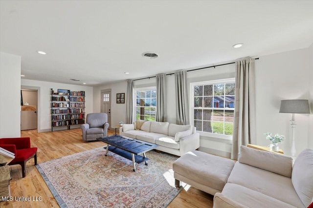 1004 Meadow Heights Drive, Jackson, MS 39206