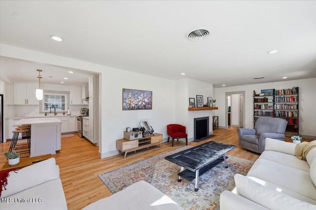 1004 Meadow Heights Drive, Jackson, MS 39206