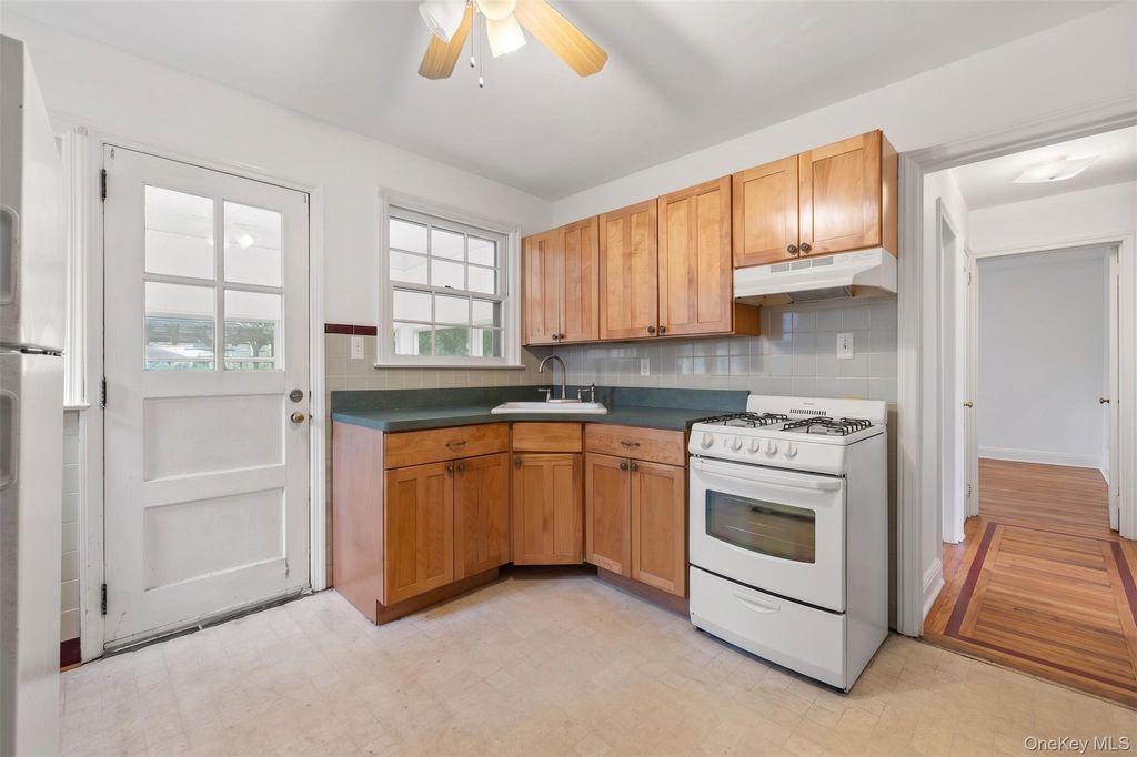 12 Benjamin Avenue, Amityville, NY 11701 — photo 3