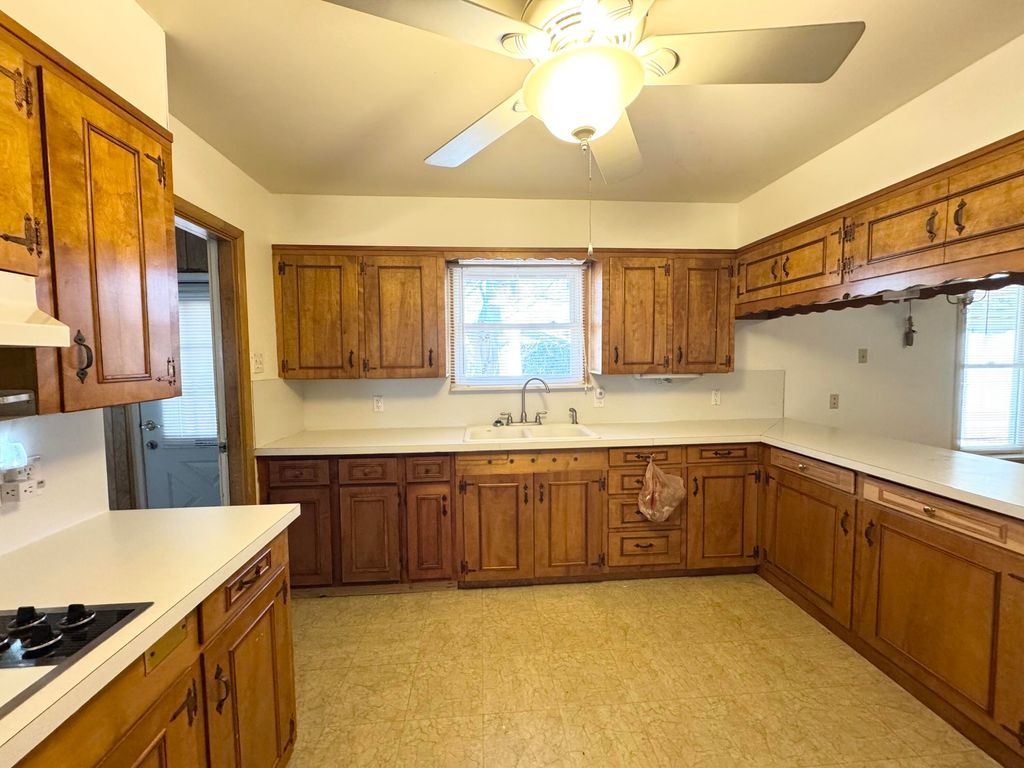 Image 5 of property listing at 5702 Fruitland Farm Road, San Angelo, TX 76903