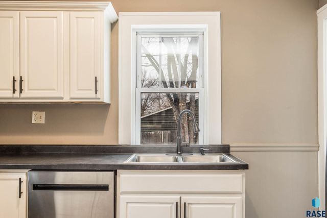 1230 W 8th St Street, Sioux Falls, SD 57104