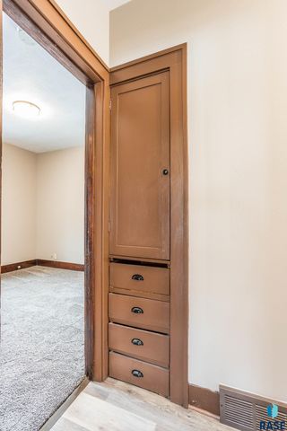 1230 W 8th St Street, Sioux Falls, SD 57104