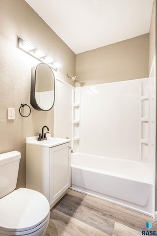 1230 W 8th St Street, Sioux Falls, SD 57104