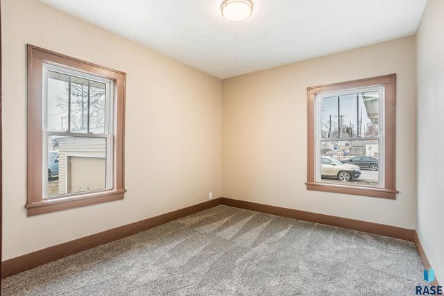 1230 W 8th St Street, Sioux Falls, SD 57104