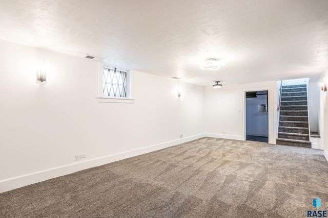 1230 W 8th St Street, Sioux Falls, SD 57104