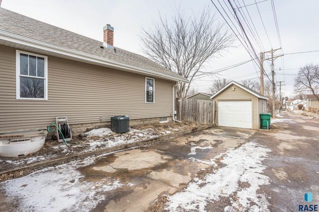 1230 W 8th St Street, Sioux Falls, SD 57104