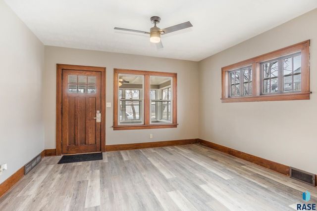 1230 W 8th St Street, Sioux Falls, SD 57104