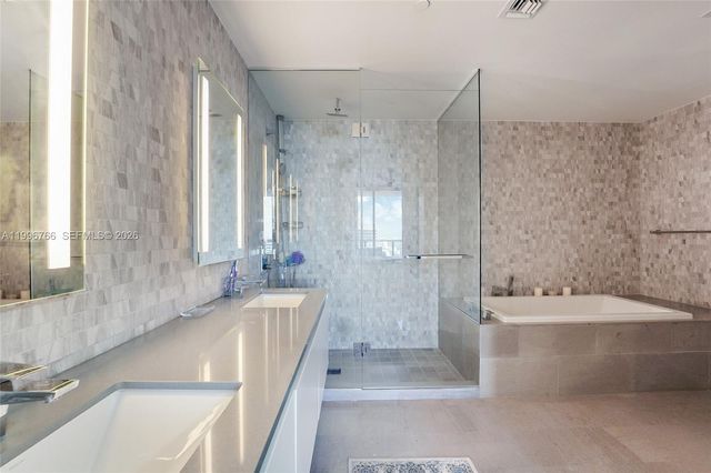 68 SE 6th St 2104, Miami, FL 33131