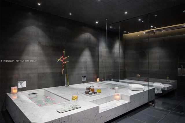 68 SE 6th St 2104, Miami, FL 33131