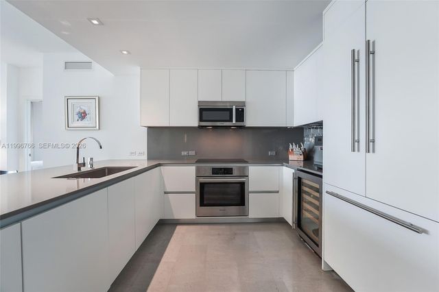 68 SE 6th St 2104, Miami, FL 33131