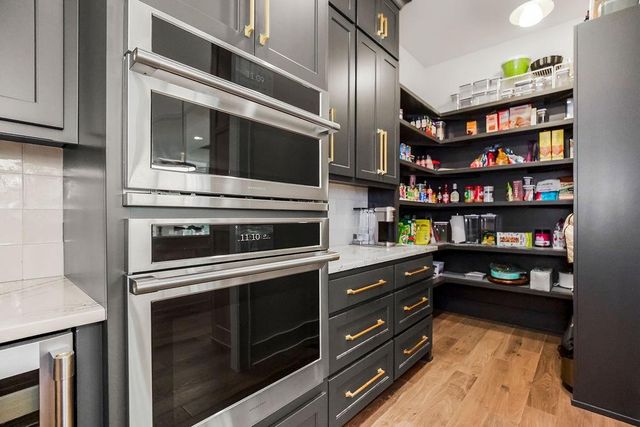 2270 Scenic View Drive, Riverside, MO 64150