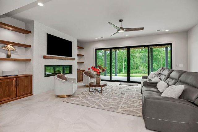 2270 Scenic View Drive, Riverside, MO 64150