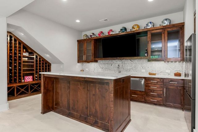 2270 Scenic View Drive, Riverside, MO 64150