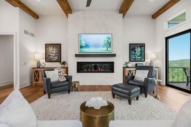 2270 Scenic View Drive, Riverside, MO 64150