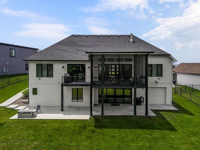 2270 Scenic View Drive, Riverside, MO 64150