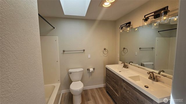 1041 Pacific Park Drive SE, Lacey, WA 98503