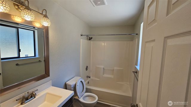 1041 Pacific Park Drive SE, Lacey, WA 98503