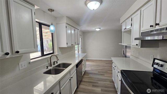 1041 Pacific Park Drive SE, Lacey, WA 98503