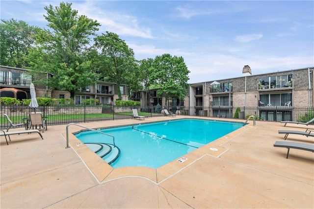 5125 W 75th Street, Prairie Village, KS 66208