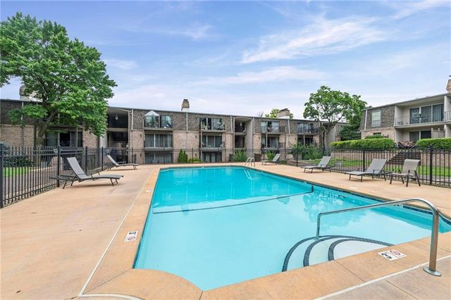 5125 W 75th Street, Prairie Village, KS 66208