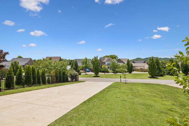 2816 Americus Dr, Thompsons Station, TN 37179
