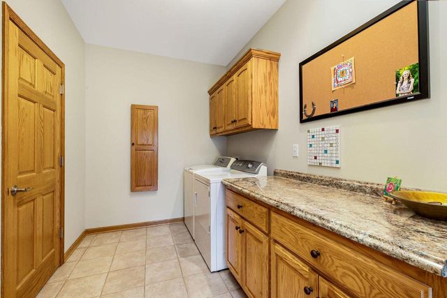 7941 W Rolling Field DRIVE, Mequon, WI 53097