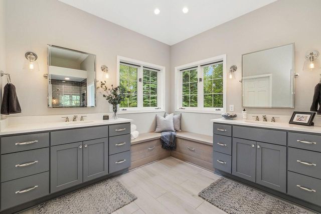 7941 W Rolling Field DRIVE, Mequon, WI 53097