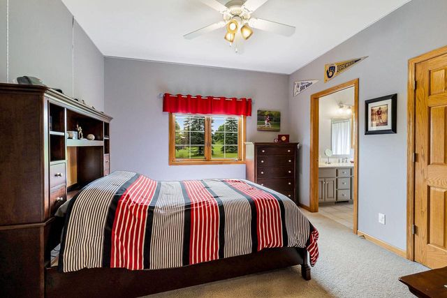 7941 W Rolling Field DRIVE, Mequon, WI 53097