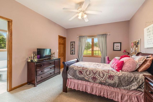 7941 W Rolling Field DRIVE, Mequon, WI 53097