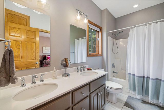 7941 W Rolling Field DRIVE, Mequon, WI 53097