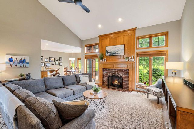 7941 W Rolling Field DRIVE, Mequon, WI 53097