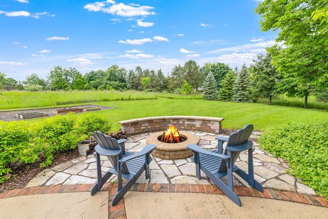 7941 W Rolling Field DRIVE, Mequon, WI 53097