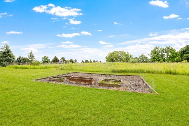 7941 W Rolling Field DRIVE, Mequon, WI 53097