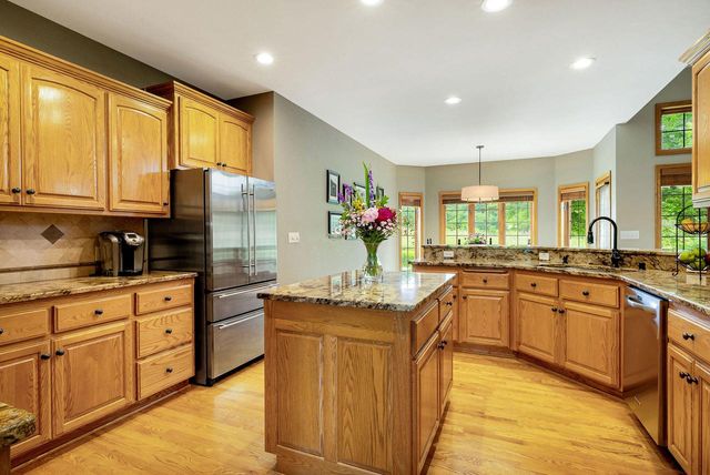 7941 W Rolling Field DRIVE, Mequon, WI 53097