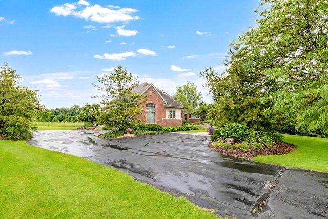 7941 W Rolling Field DRIVE, Mequon, WI 53097