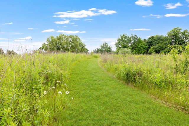 7941 W Rolling Field DRIVE, Mequon, WI 53097