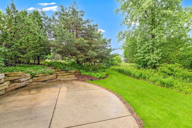 7941 W Rolling Field DRIVE, Mequon, WI 53097