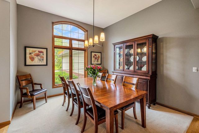 7941 W Rolling Field DRIVE, Mequon, WI 53097