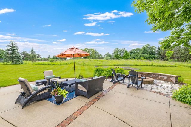 7941 W Rolling Field DRIVE, Mequon, WI 53097