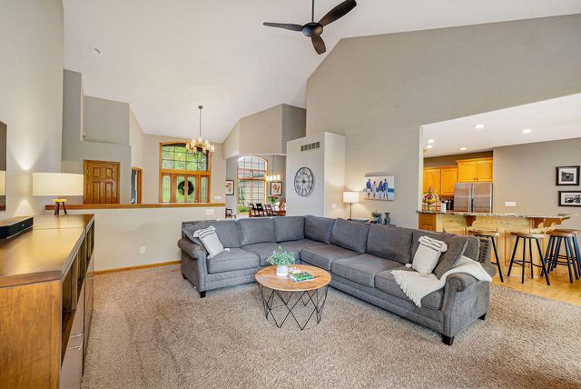 7941 W Rolling Field DRIVE, Mequon, WI 53097