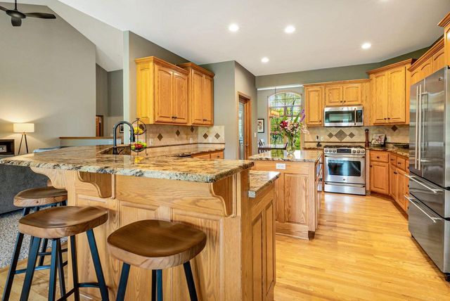 7941 W Rolling Field DRIVE, Mequon, WI 53097