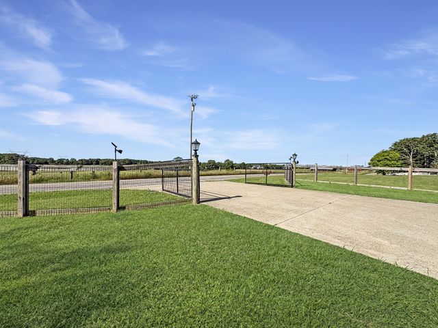 1390 Cooley Ford Rd, Tennessee Ridge, TN 37178
