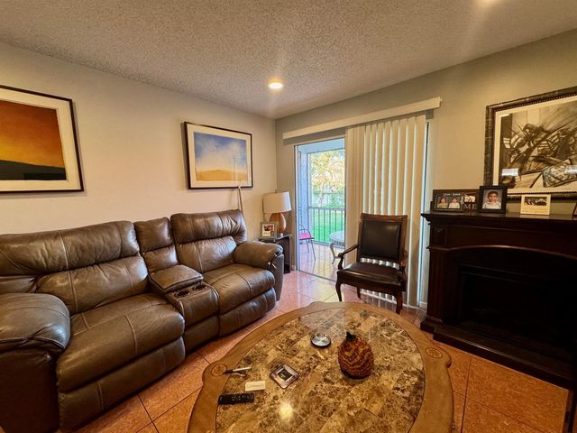 6086 Forest Hill Boulevard 208, West Palm Beach, FL 33415