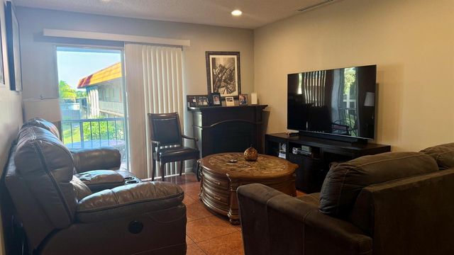 6086 Forest Hill Boulevard 208, West Palm Beach, FL 33415