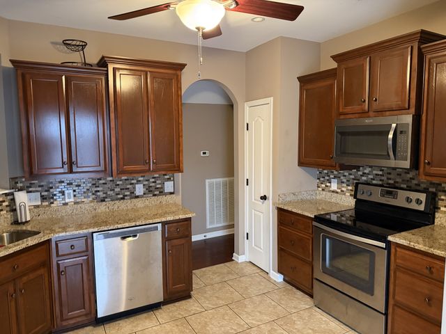 100 Abbey Ln, White House, TN 37188