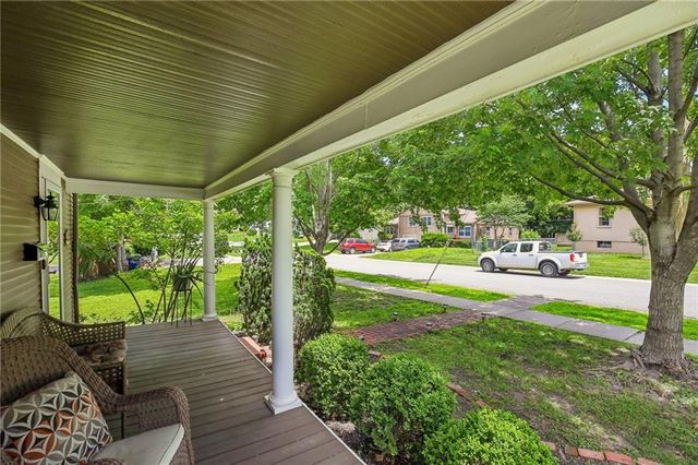 7944 Robinson Street, Overland Park, KS 66204